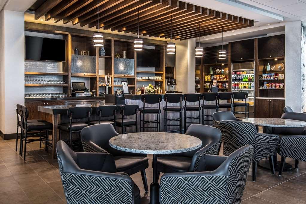 Hyatt Place Delano Restoran gambar